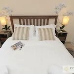 Flower Nest - Five Stars Holiday House